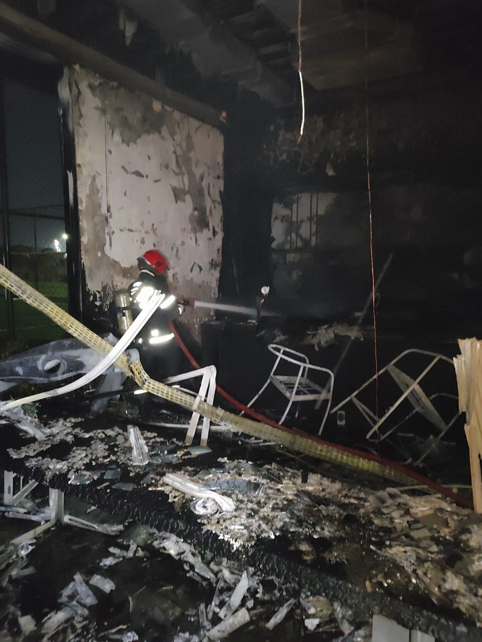 Os bombeiros contiveram as chamas — Foto: Corpo de Bombeiros MT