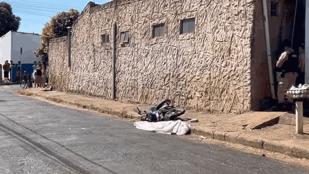 Homem foi morto com 5 tiros no Jardim Brasília — Foto: Larissa Marques/TV Integração