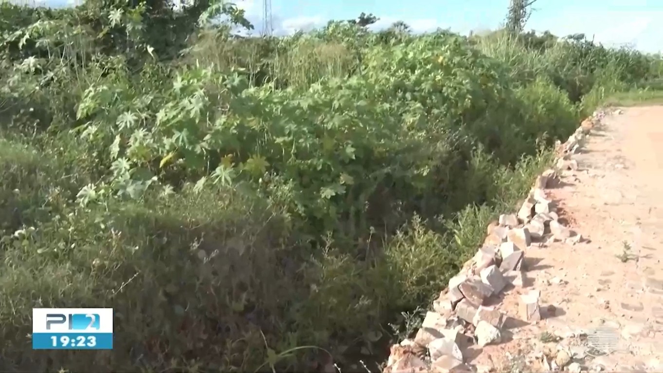Enxurrada em Picos: Empresário paga por fechamento de vala aberta pela prefeitura há quatro meses: 'desespero'