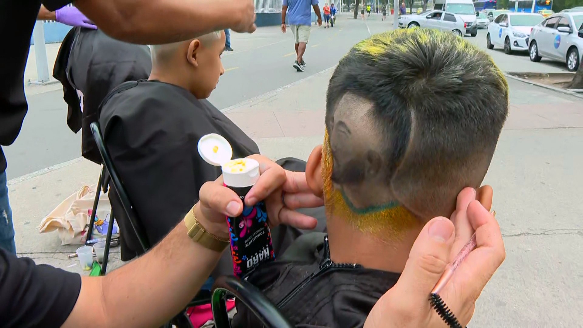 Nos trinques para a Copa! De bandeira do Brasil a rosto do Neymar, barbeiros do RJ se inspiram na busca pelo Hexa