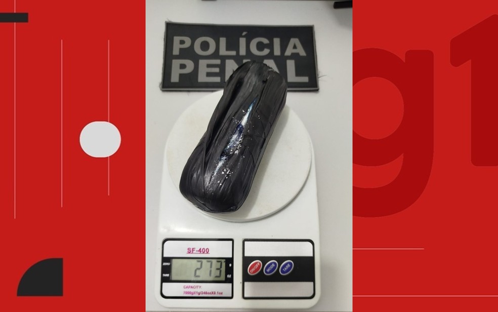 Mulher é presa ao tentar entrar em presídio com porção de cocaína do tamanho de régua de 15 cm escondida no corpo — Foto: Ascom | SEAP