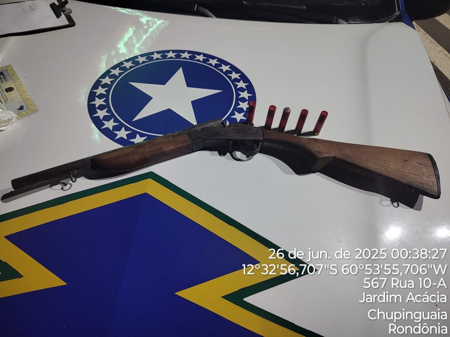 Adolescente é apreendido por ostentar arma em redes sociais
