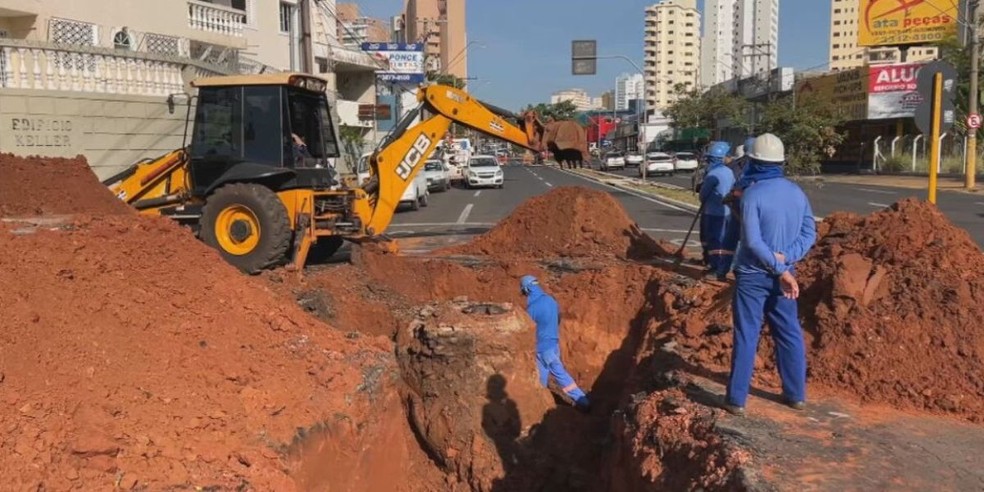 1 de 2
A Avenida Na&ccedil;&otilde;es Unidas, uma das principais vias de Bauru (SP), est&aacute; interditada na manh&atilde; desta sexta-feira (17) para a conclus&atilde;o de obras na rede de esgoto &mdash; Foto: TV TEM