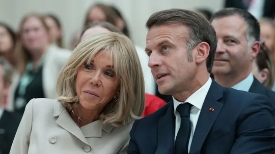 A briga de Macron com influencer Candance Owens, que espalha boato sobre esposa do presidente francês - O presidente francês e a esposa dizem que pediram repetidamente uma retratação à popular teórica da conspiração.