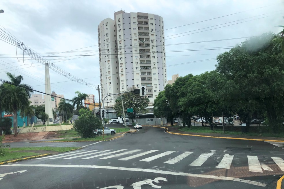 Semáforos estão desligados em trecho de avenida — Foto: Rodrigo Paes/TV TEM