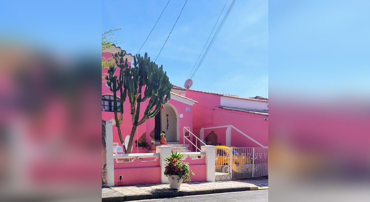 Estilista com sobrenome Roza mora em casa cor-de-rosa e tem artigos do ateliê da mesma cor no interior de SP
