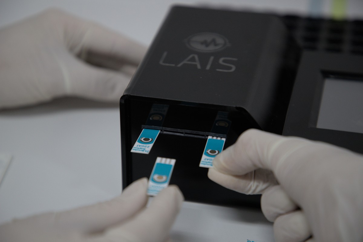 Pesquisadores da UFRN testam novo equipamento que traz diagnósticos de sífilis e HIV em única coleta de sangue