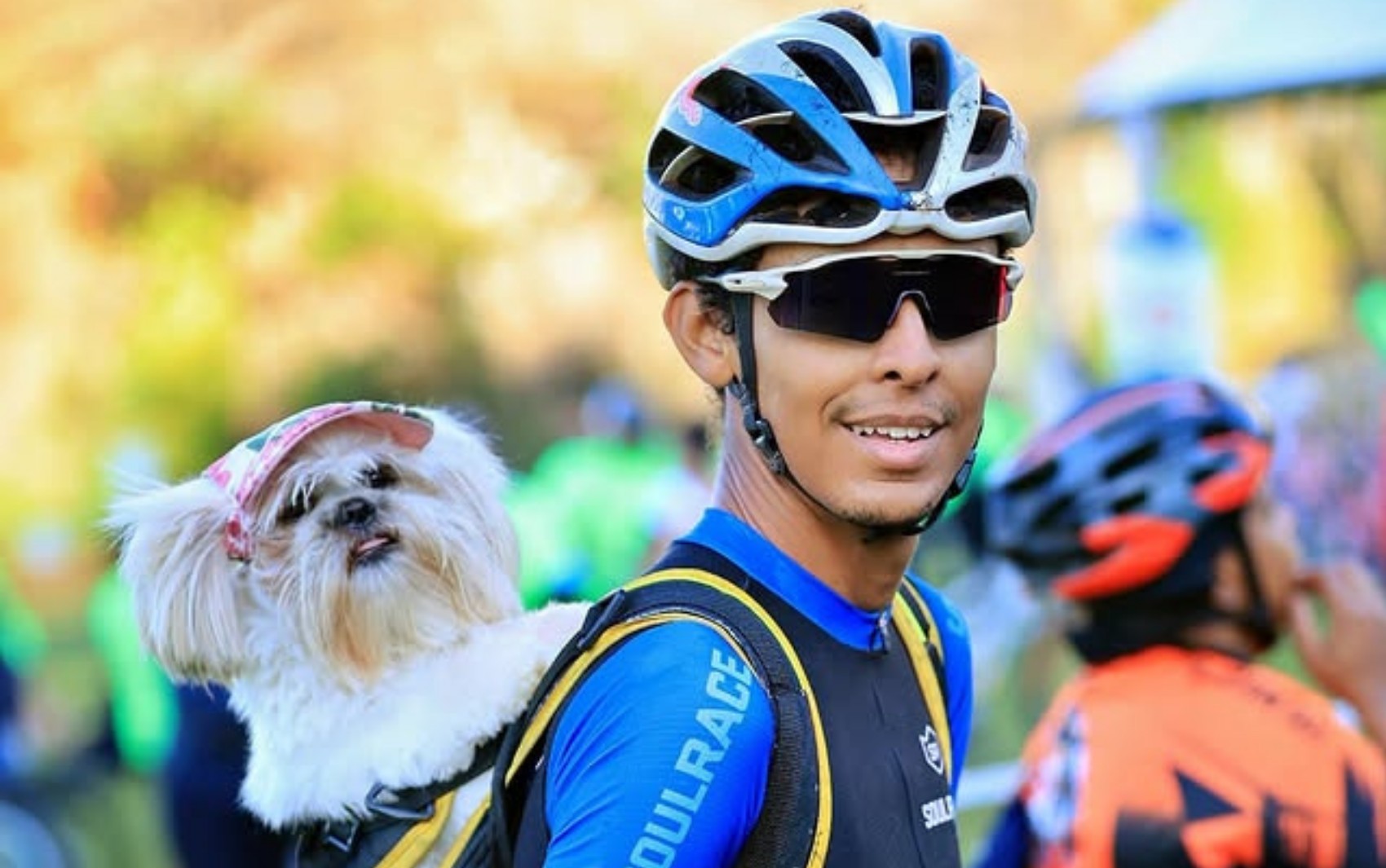 Mochila adaptada, óculos especial e viagens de até 60 km: ciclista viraliza ao pedalar com shih-tzu nas costas no interior de SP