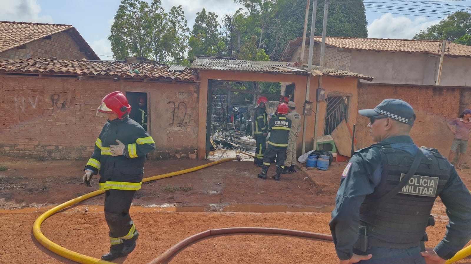 Incêndio destrói casa vizinha à Escola Wilson Fonseca em Santarém; moradora sofre queimaduras