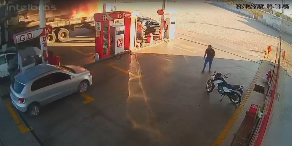 Caminhão pegando fogo entrou em posto de combustíveis no RN — Foto: Reprodução/Inter TV Cabugi