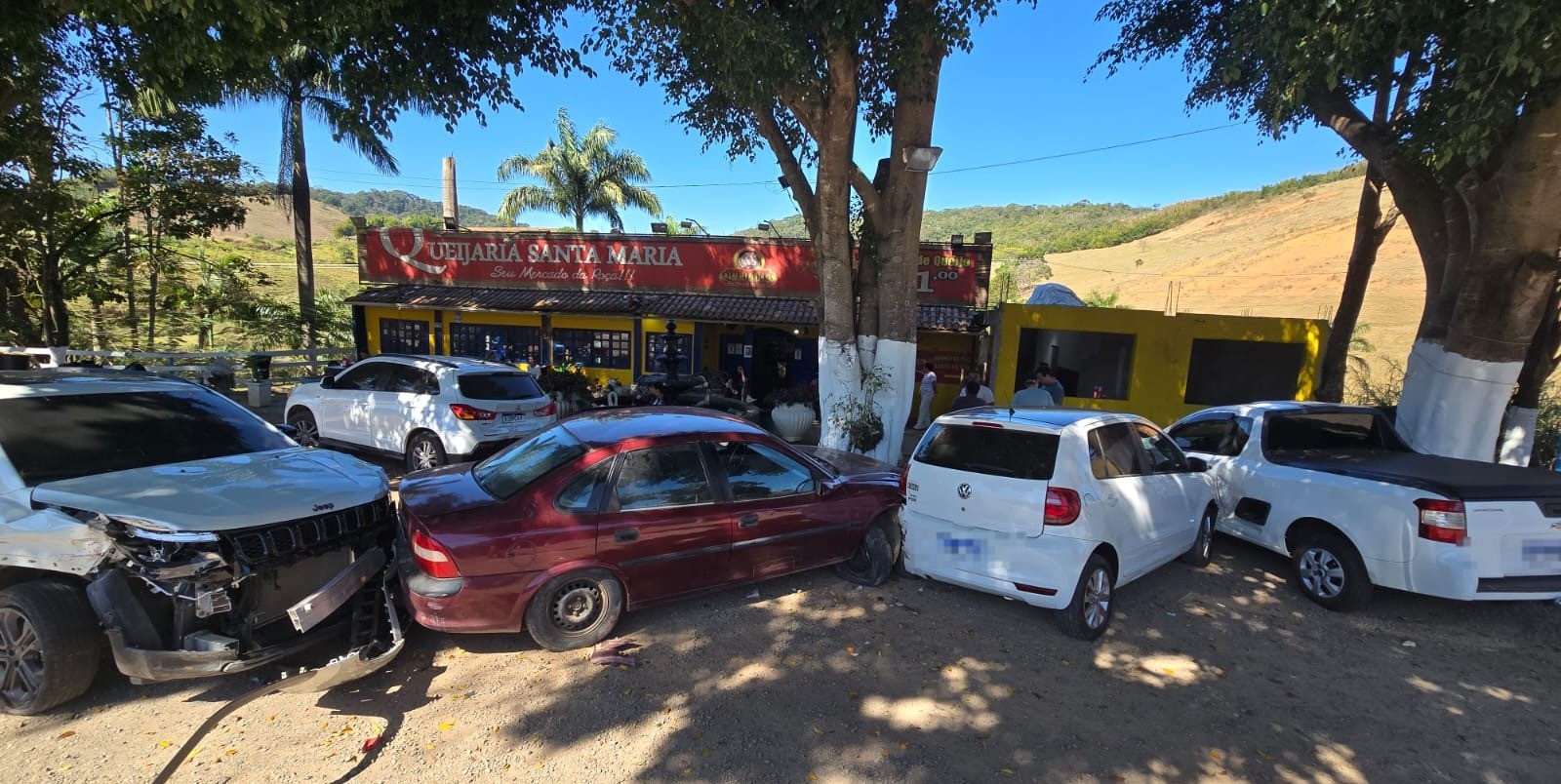 Carros saem da pista e batem em veículos estacionados na MG-133