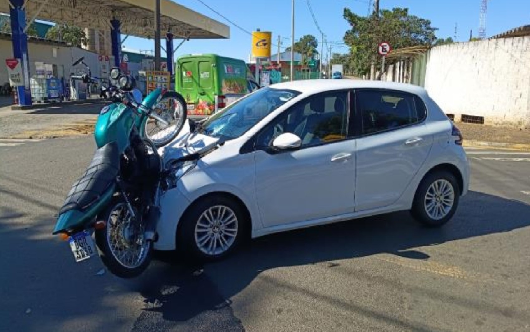 VÍDEO: Jovem empina moto, perde o controle e bate em carro em Cristais Paulista, SP