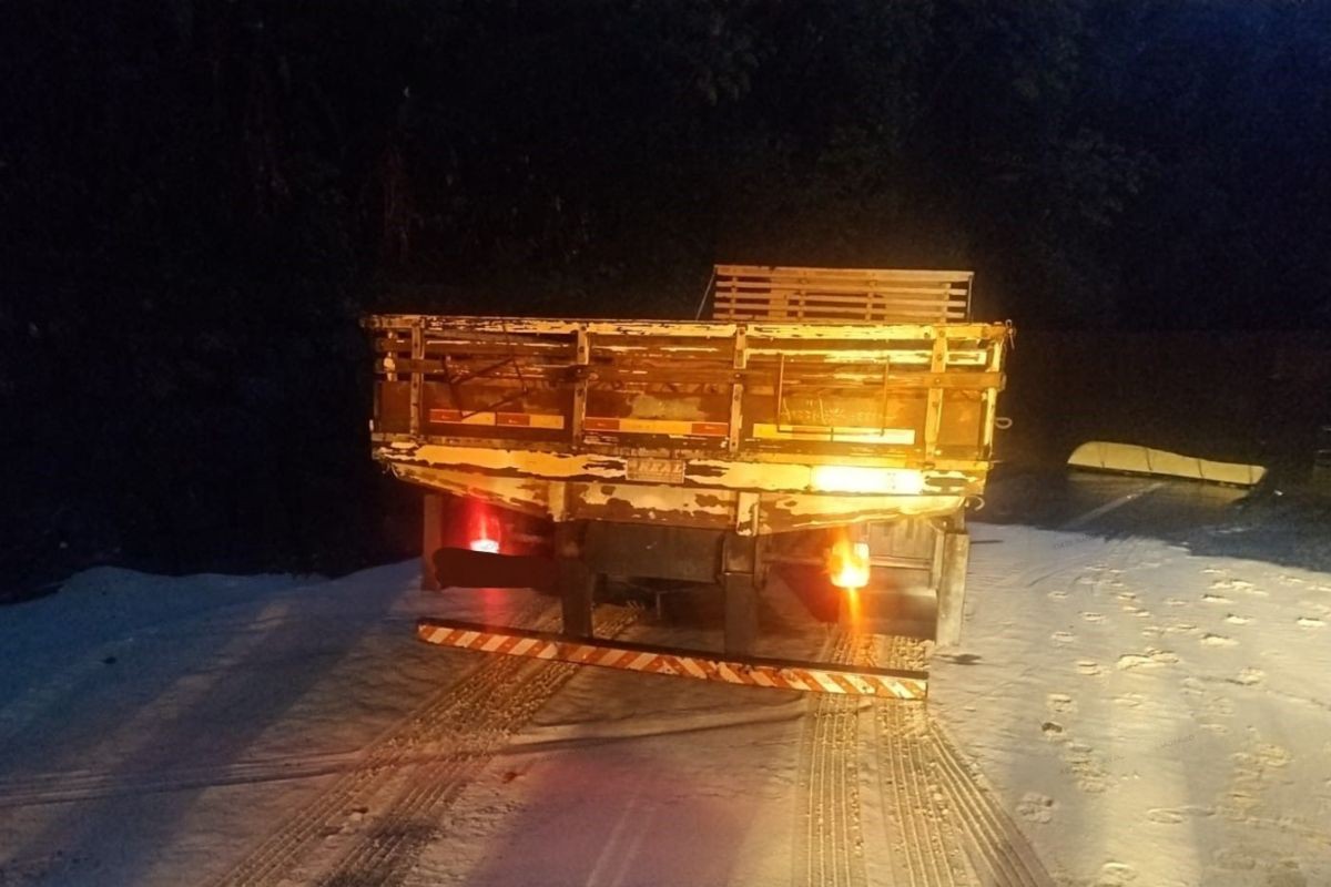 Carreta carregada com açúcar tomba e interdita a rodovia Anchieta, SP
