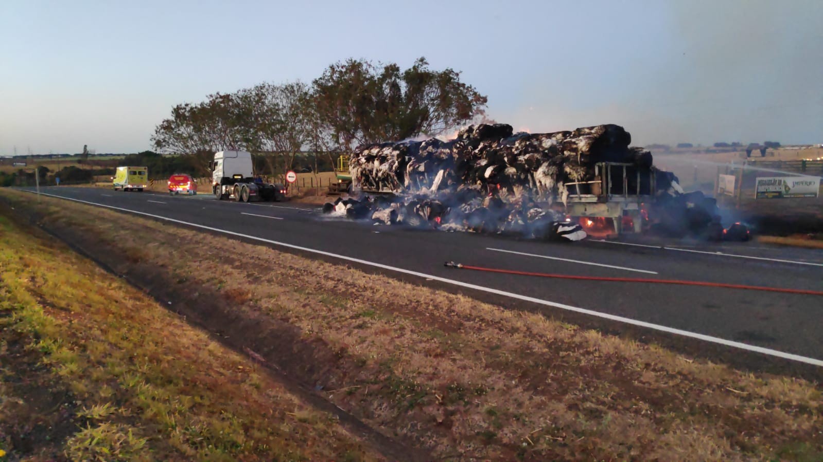 Carreta com 28 toneladas de algodão pega fogo na BR-050, em Uberlândia