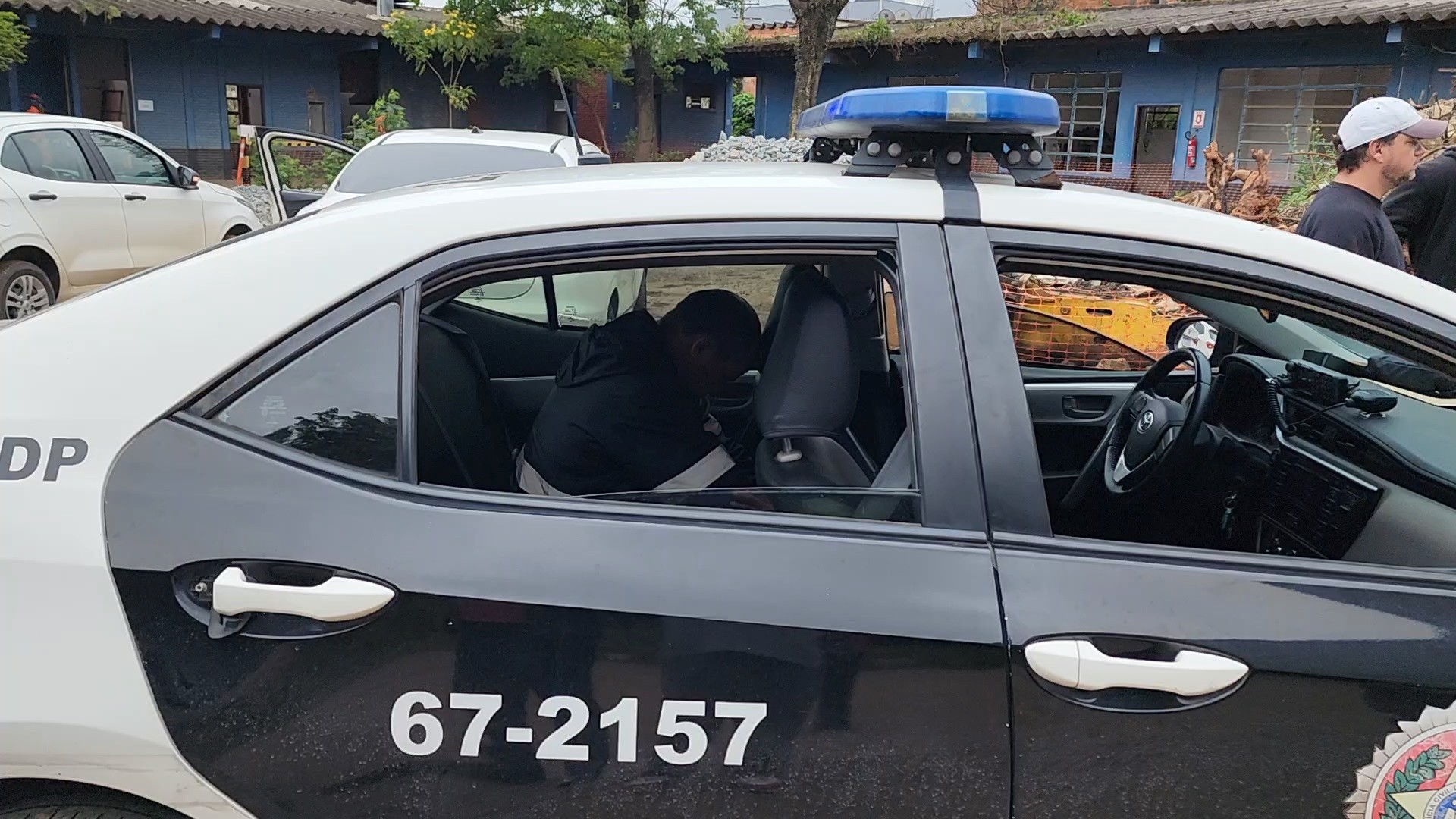 Sexto suspeito de envolvimento em assalto a casa de mãe e avós de filhos de Bolsonaro é preso em Itaquaquecetuba, diz polícia