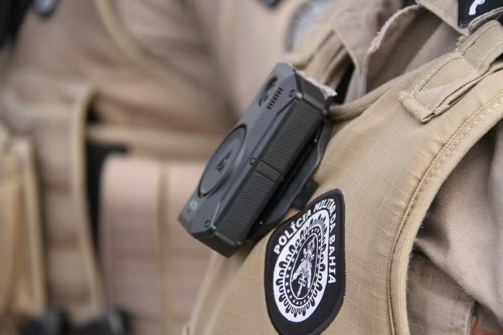 Policiais militares de mais 10 unidades de Salvador e região metropolitana passam a usar câmeras corporais
