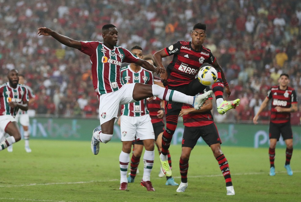 Flamengo massacra o Bahia em noite de ótimo jogo coletivo, três de