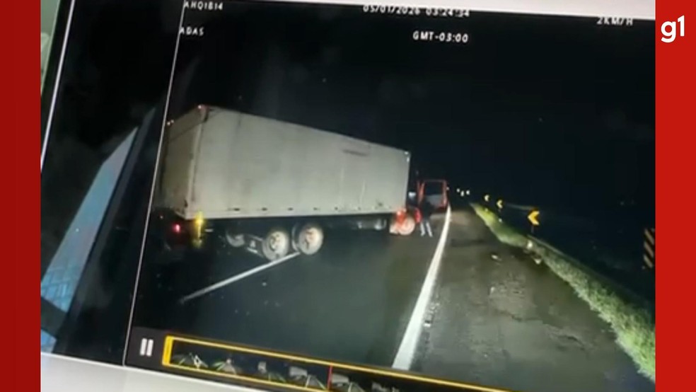 Câmera flagra caminhão sendo abordado e levado por assaltantes em rodovia — Foto: Reprodução
