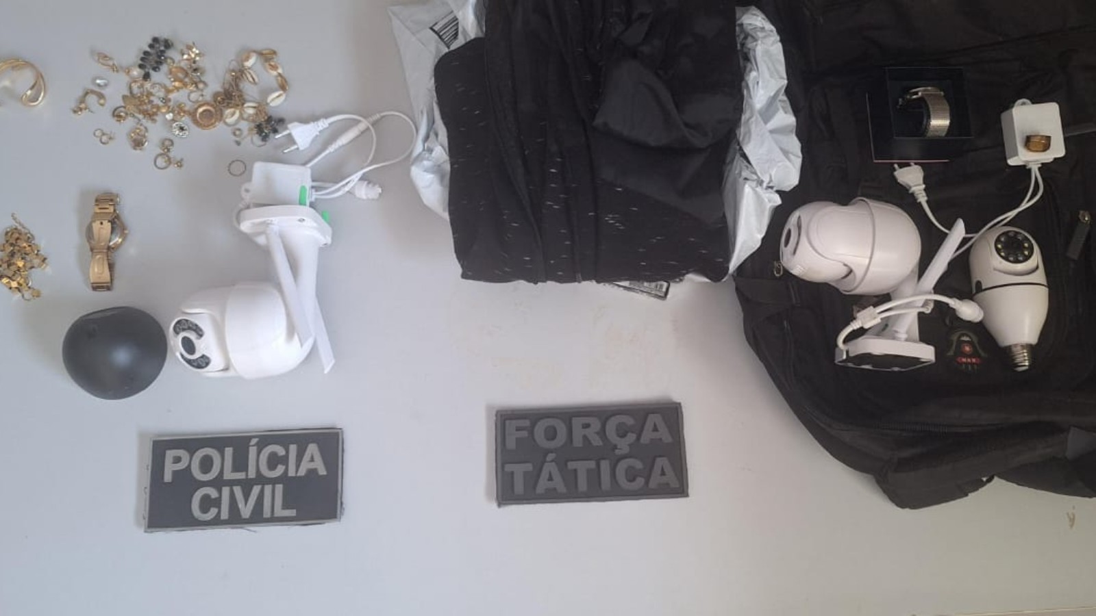 Irmãos são presos por furto a casa de juiz; vítima chamou a PM ao ver ladrões pelas câmeras de segurança