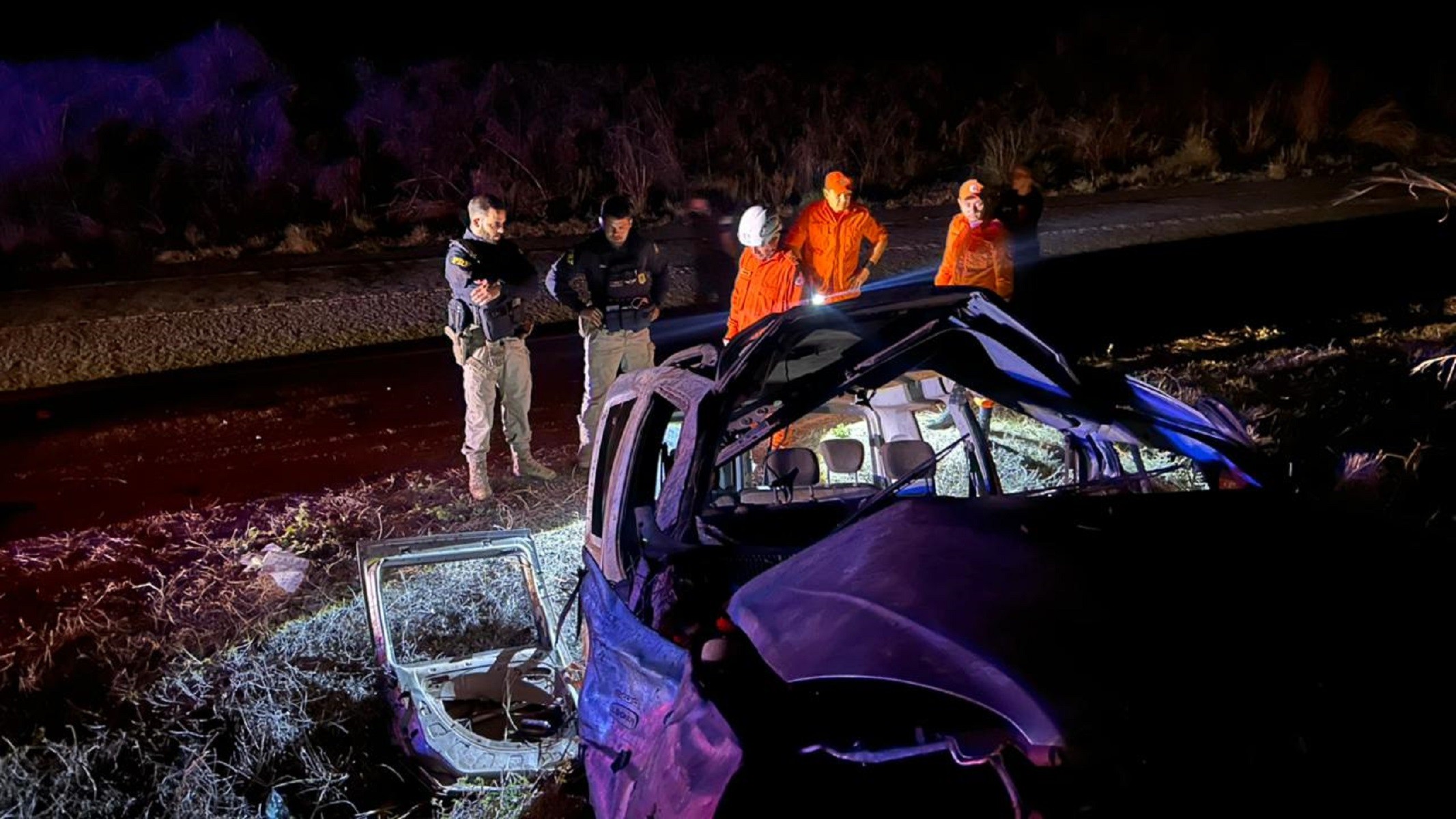 Três pessoas morrem após serem arremessadas de carro que capotou na BR-153