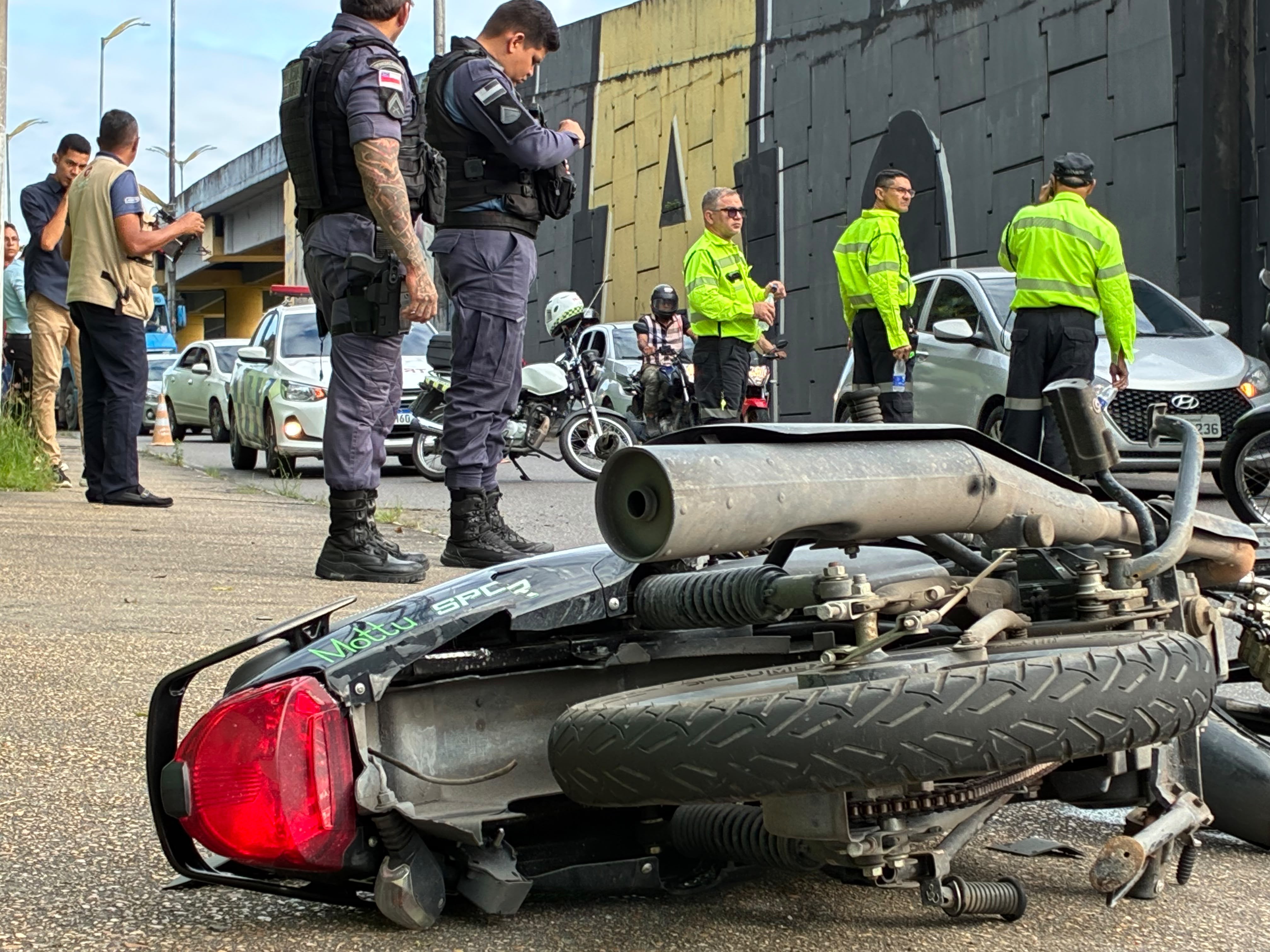 Motociclista morre em acidente com carreta e trânsito fica congestionado na Avenida Rodrigo Otávio
