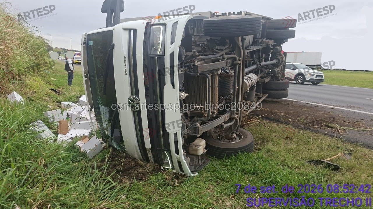 Caminhão carregado com alho tomba na Rodovia dos Bandeirantes, em Campinas