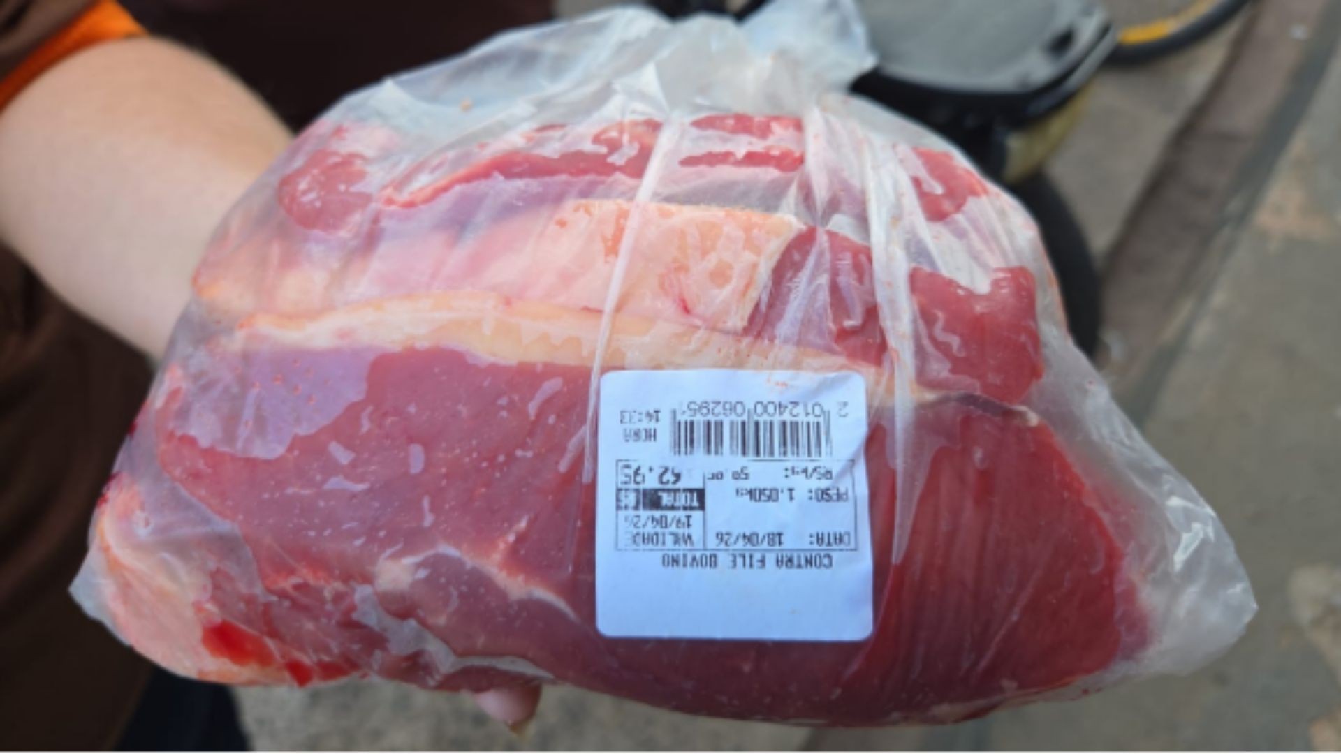 VÍDEO: após furtar contrafilé de R$ 62, homem paga fiança de R$ 1,6 mil em MG