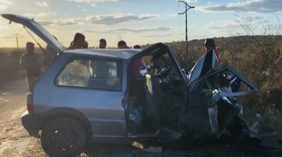 Um dos carros envolvidos no acidente que resultou na morte de uma mulher na BA-120 — Foto: Reprodução/TV Subaé