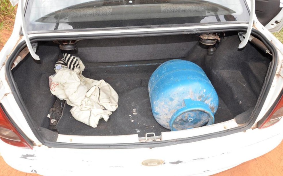 Botijão de gás roubado por quatro suspeitos foi encontrado dentro de carro em Rio Preto (SP) — Foto: Arquivo pessoal