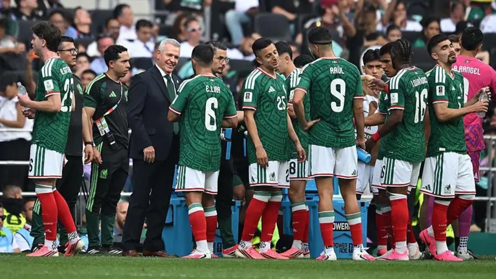 A Fox Sports perdeu o reinício do jogo após a segunda pausa para hidratação na partida de abertura entre México e África do Sul porque seus anúncios ultrapassaram o tempo — Foto: Getty Images via BBC