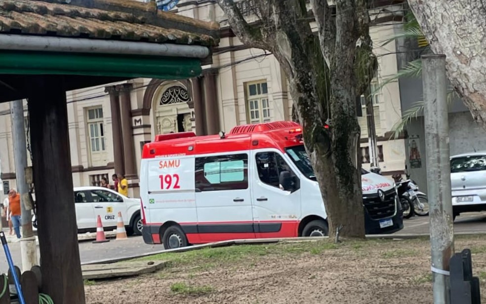 Alunos ficaram feridos ap&oacute;s piso ceder na prefeitura de Cruz das Almas &mdash; Foto: Redes Sociais