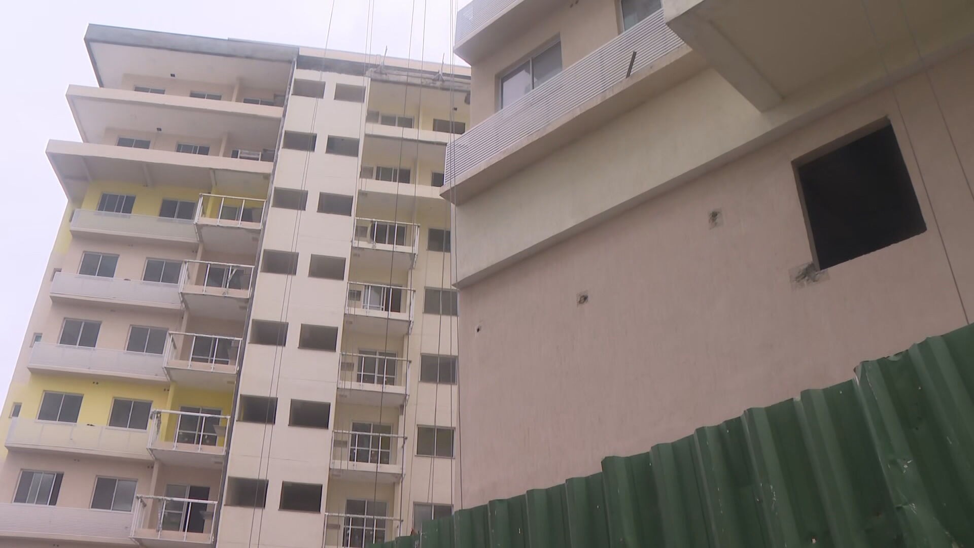 Famílias denunciam atrasos de mais de um ano na entrega de apartamentos em Niterói