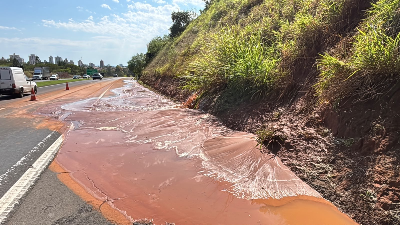 Adutora rompe após chuvas e interdita trecho da Rodovia Luiz de Queiroz em Piracicaba
