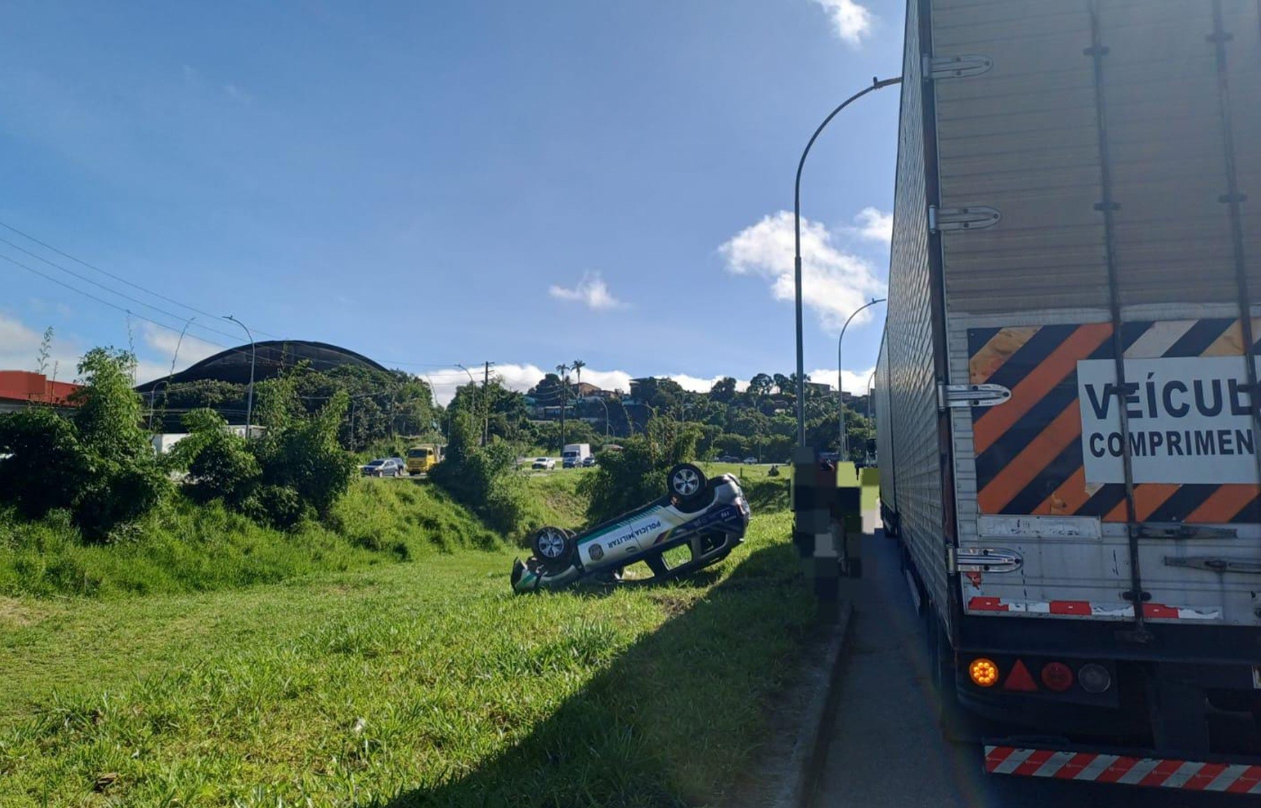 Quatro policiais militares ficam feridos após viatura bater em caminhão e capotar na BR-101