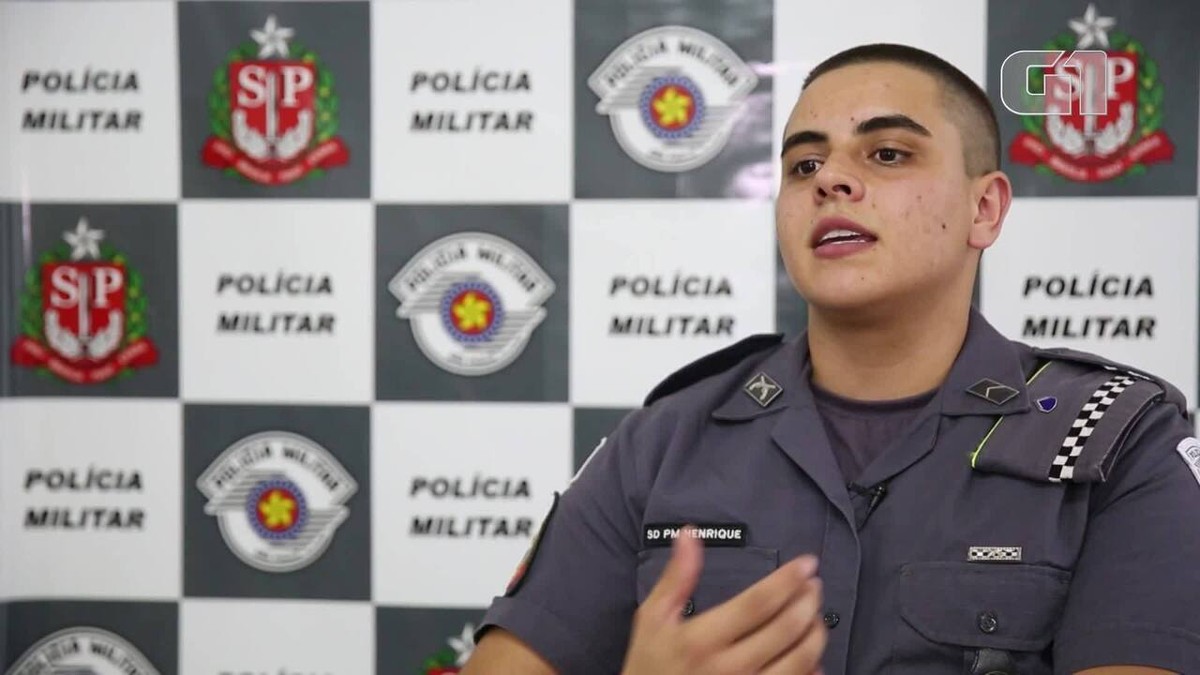 Mulheres transando com policiais