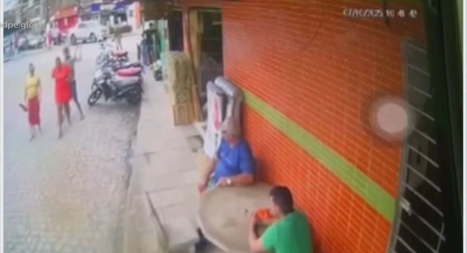 Mulher é vítima de tentativa de feminicídio ao ser esfaqueada no meio da rua; VÍDEO