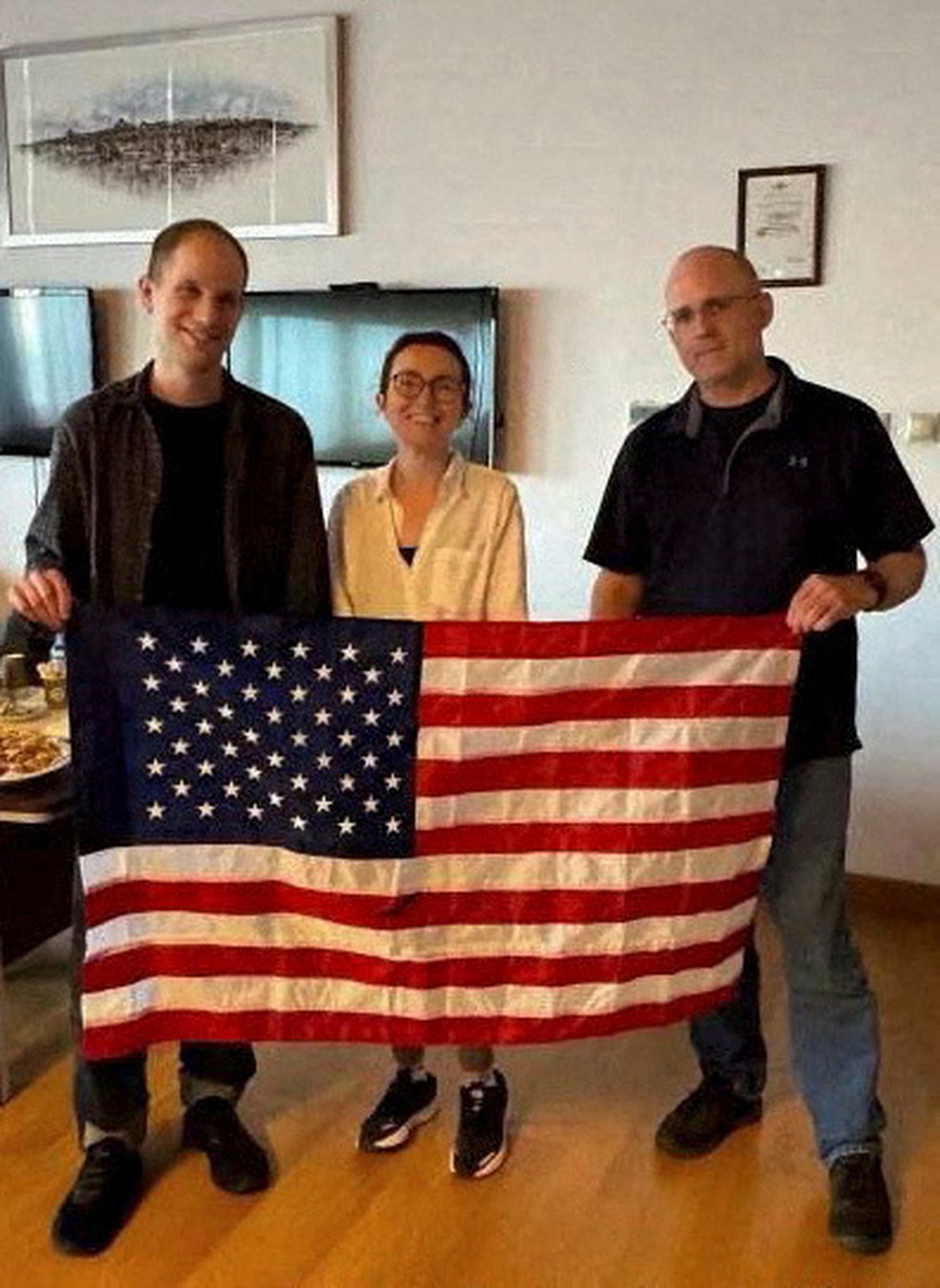 Evan Gershkovich, Alsu Kurmasheva e Paul Whelan após serem libertados — Foto: U.S. Government/Handout via REUTERS