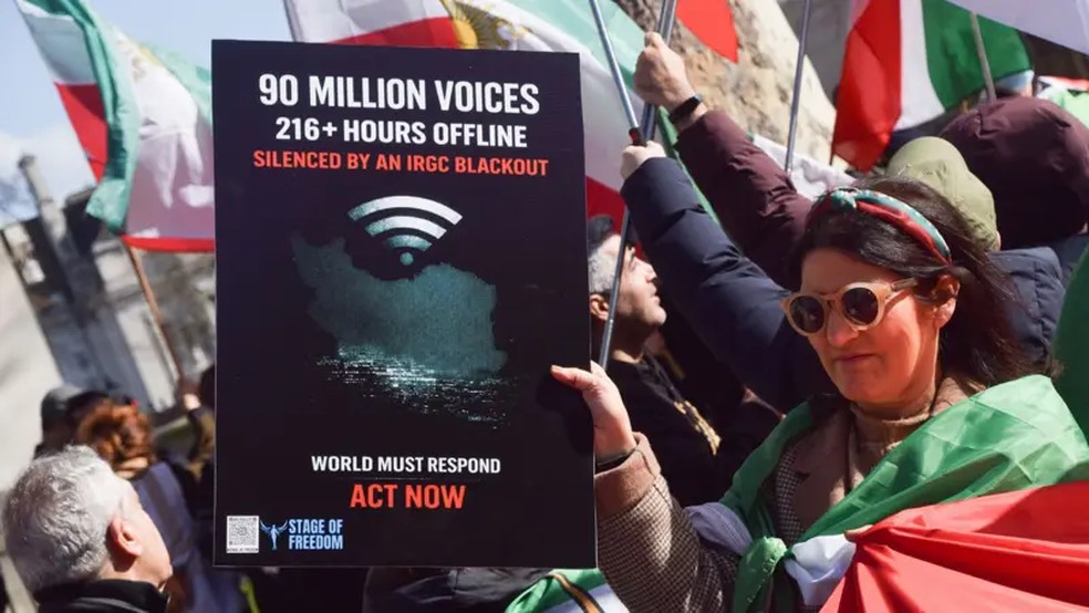 Manifestantes em Londres participaram dos protestos reivindicando acesso à internet sem restrições no Irã — Foto: SOPA Images/LightRocket via Getty Images/BBC