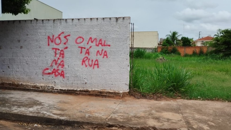 Pichações com referência ao crime organizado foram feitas em Presidente Venceslau (SP) — Foto: Polícia Militar