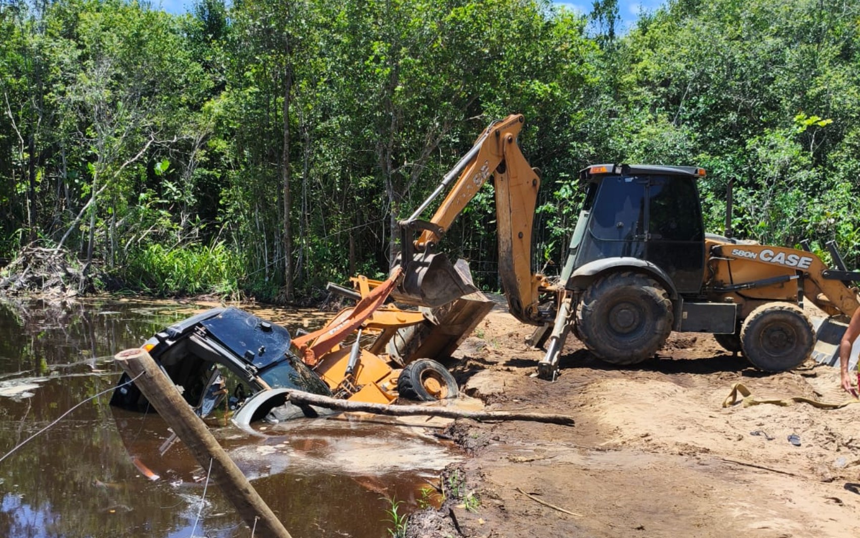 Corpo de homem é encontrado em retroescavadeira submersa em lago na Bahia