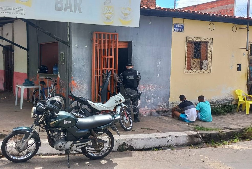 Três homens são conduzidos para delegacia após serem flagrados com droga em salão no Piauí — Foto: Divulgação/SSP-PI