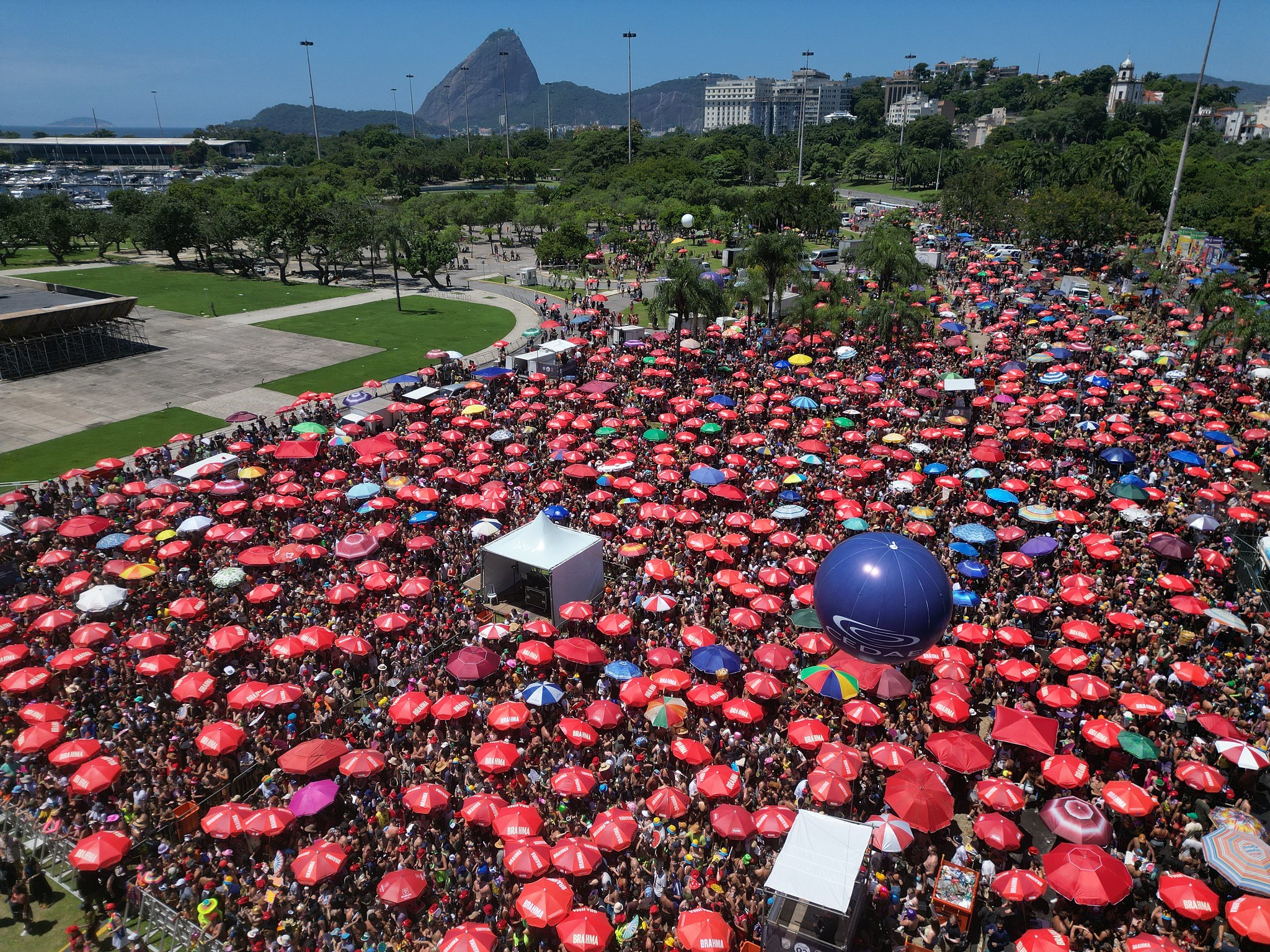 Superlotação e excesso de ambulantes dificultam desfiles no carnaval de rua; blocos cobram mais planejamento