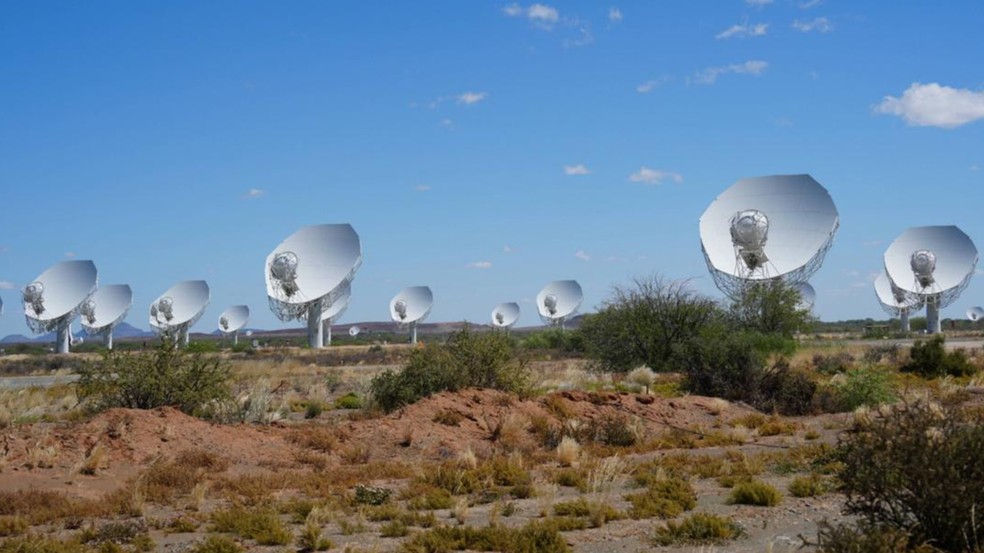 A partir de Carnarvon, na África do Sul, as antenas do MeerKAT usaram quasares distantes como referência para identificar a origem exata do sinal — Foto: Wang Lei/Xinhua/IMAGO
