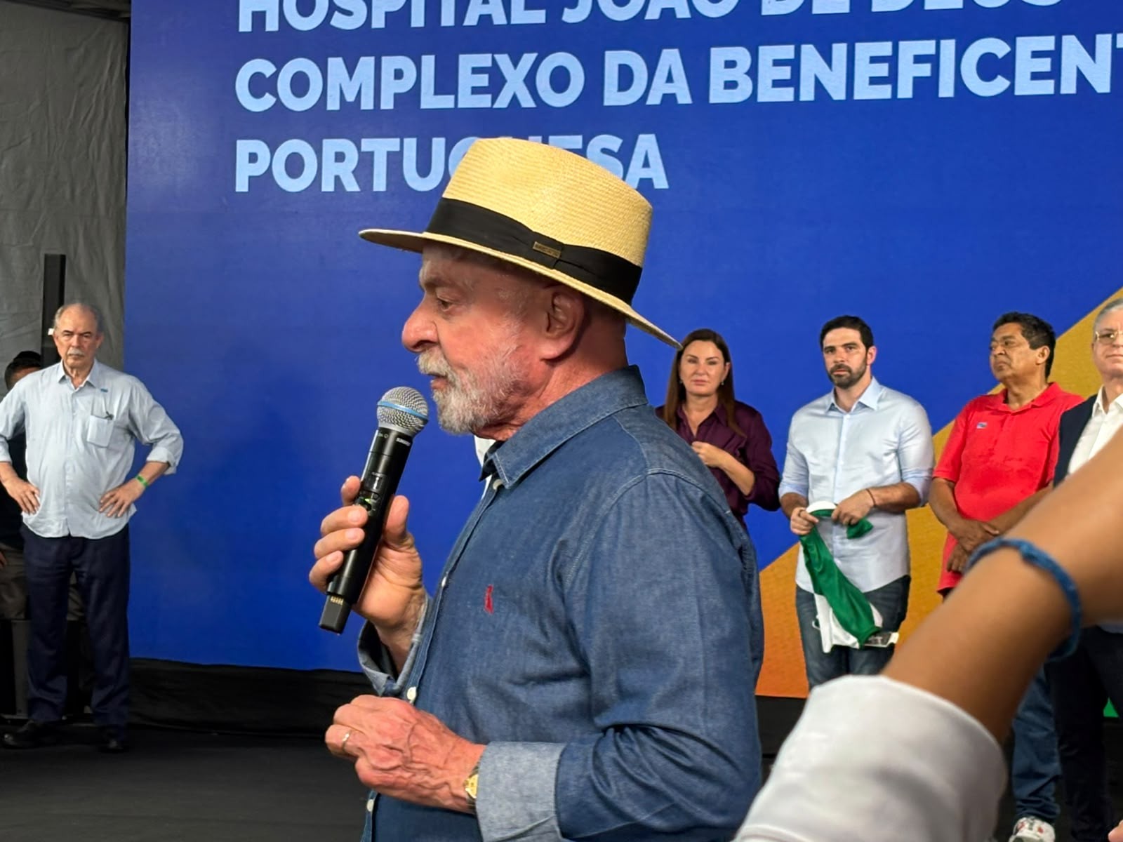 PT diz que rivais deturpam fala de Lula sobre 'toque' em mulheres e chama de 'ação do Gabinete do Ódio Bolsonarista'