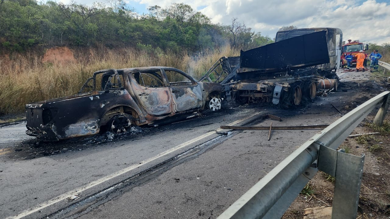 Motorista morre carbonizado em acidente que deixou três veículos em chamas e interditou rodovia em MG