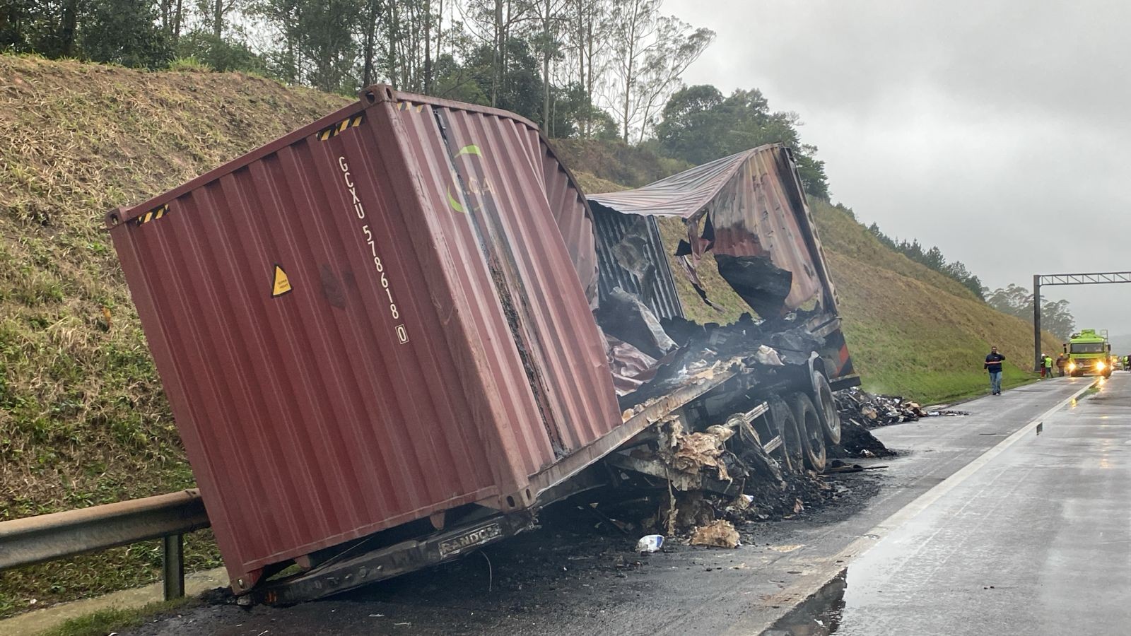 Caminhão carregado com 23 toneladas de agrotóxicos pega fogo por 12 horas no Rodoanel em SP