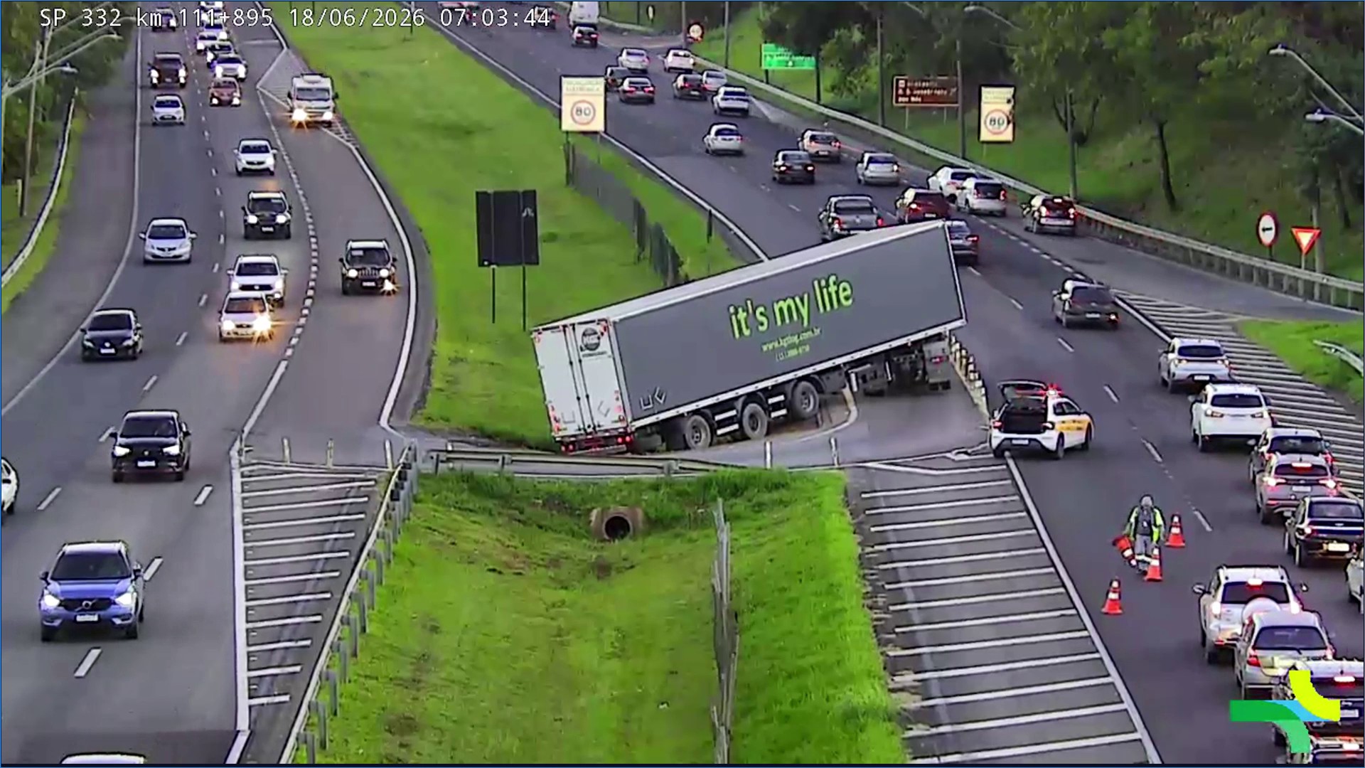 Carreta cai em canteiro central durante manobra de retorno na Zeferino Vaz