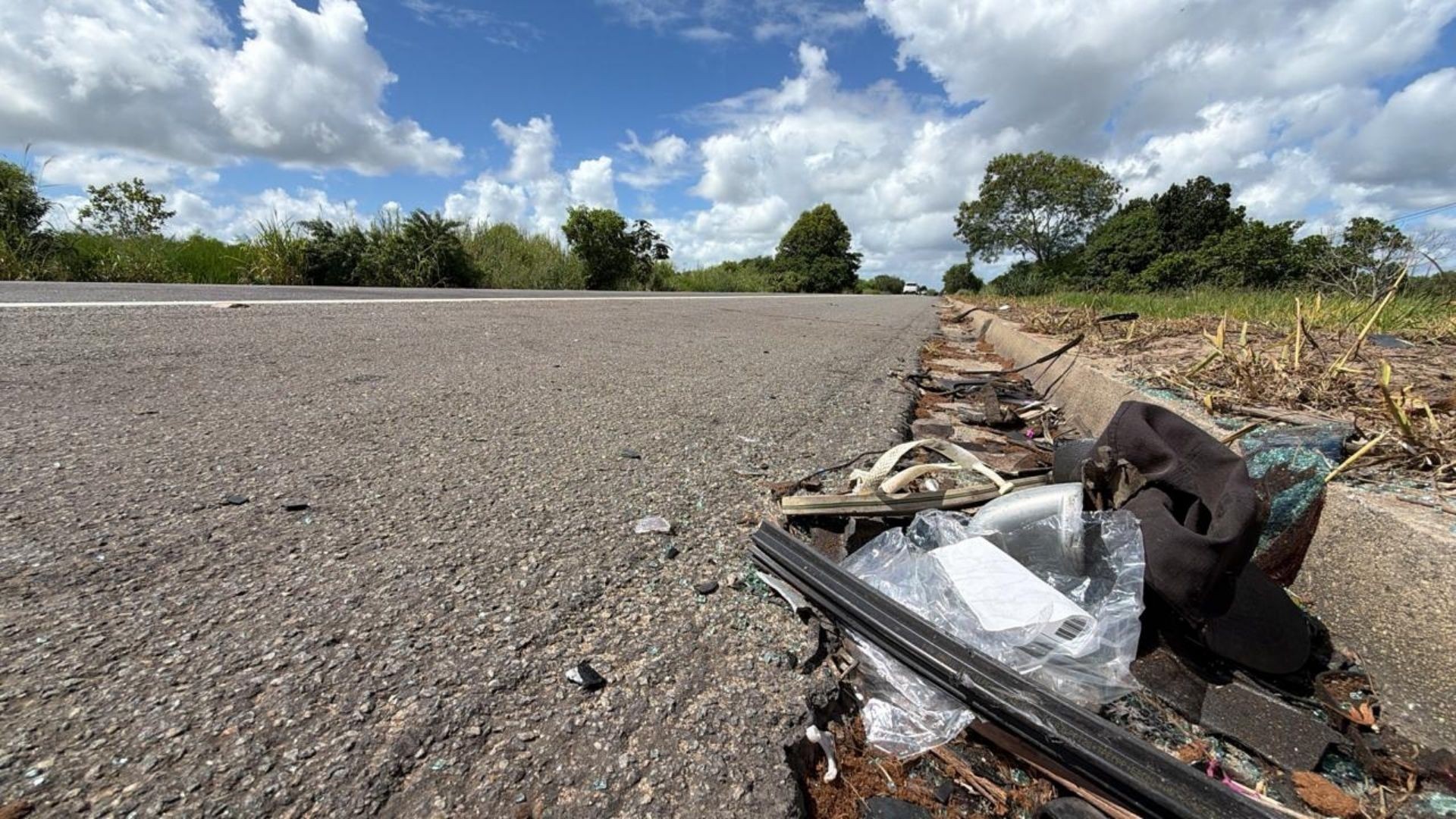 Três pessoas morrem e quatro ficam feridas após colisão entre carros na BR-101, no Norte do ES