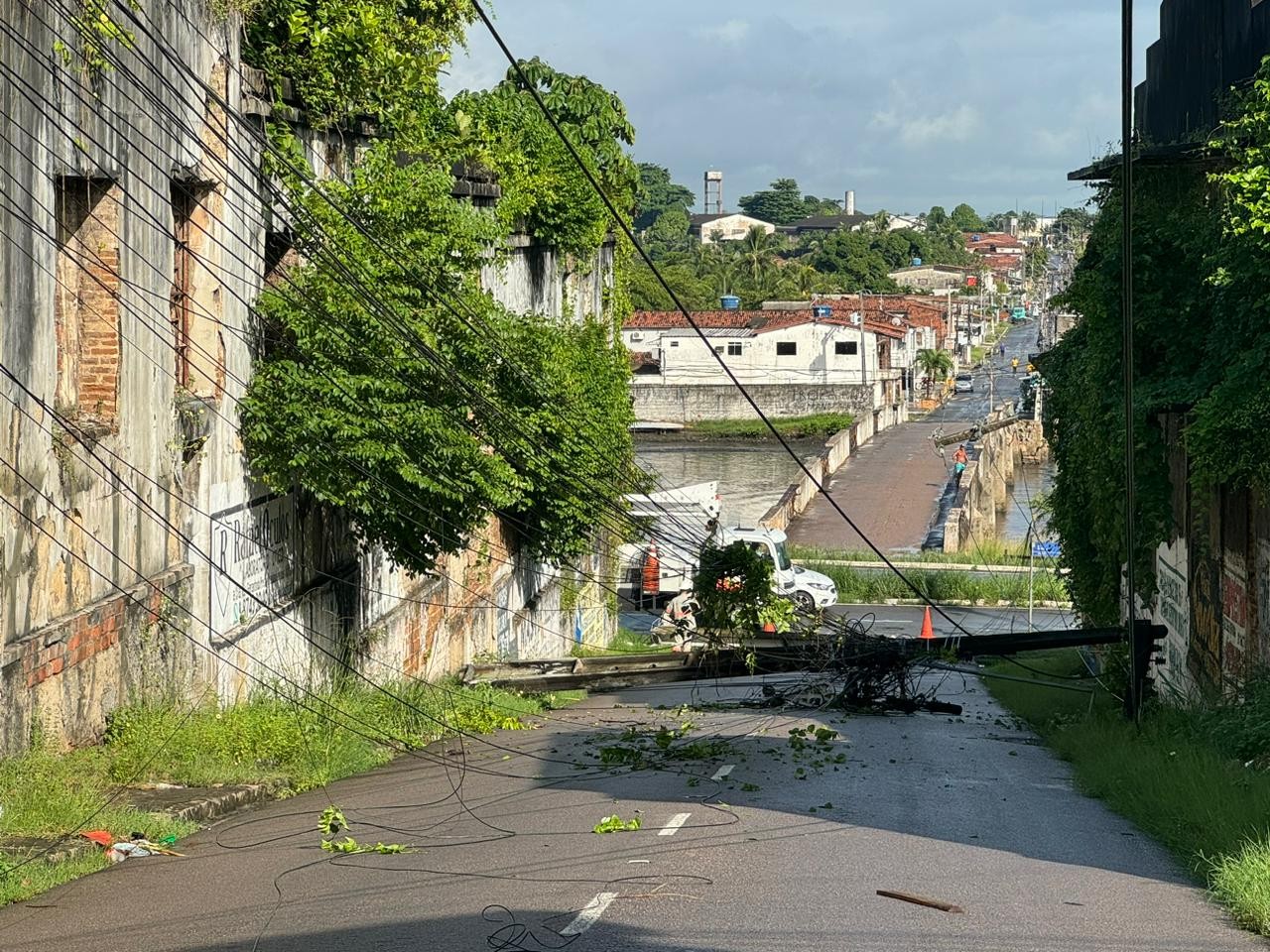 Queda de dois postes deixa parte de rua sem energia elétrica, no Centro de João Pessoa 