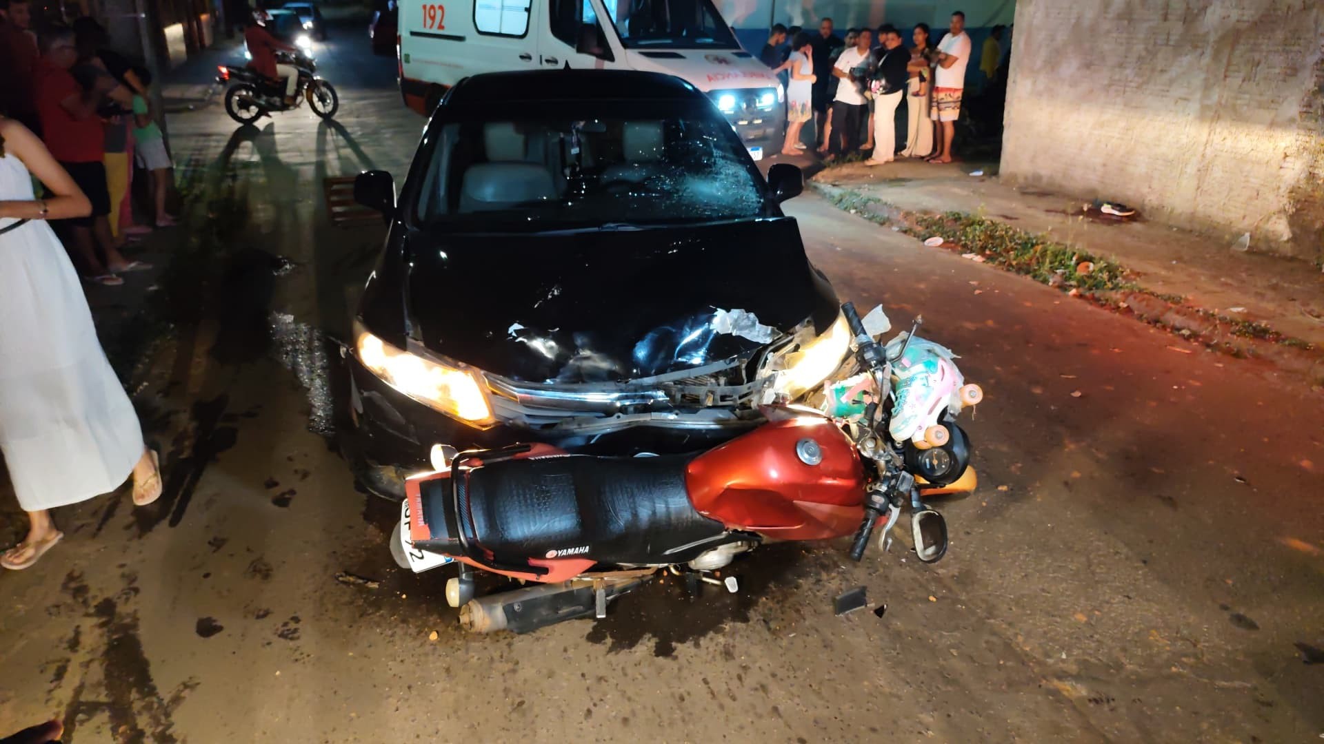 Motociclista, esposa e criança ficam gravemente feridos após colisão com carro em cruzamento de Rio Branco
